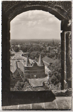 ALTE ANSICHTSKARTE/ POSTKARTE - LÜBECK - BLICK VOM AUSSICHTSTURM St. PETRI AUF DAS HOSLTENTOR