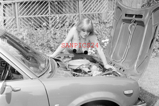 PHOTO - EROTIC - 6/11 - NAKED WOMAN ON 1977 HONDA CIVIC #27