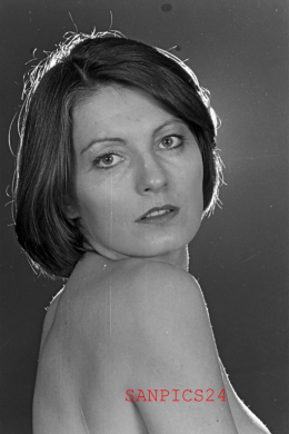 PHOTO - EROTIC - PORTRAIT OF BEAUTIFUL NAKED MODEL #43