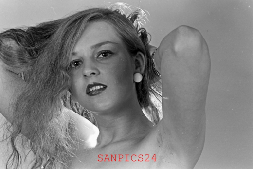 PHOTO - EROTIC - PORTRAIT OF BEAUTIFUL NAKED MODEL #46