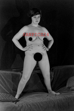 PHOTO - EROTIC - 3/4 - PORTRAIT OF BEAUTIFUL NAKED MODEL #99