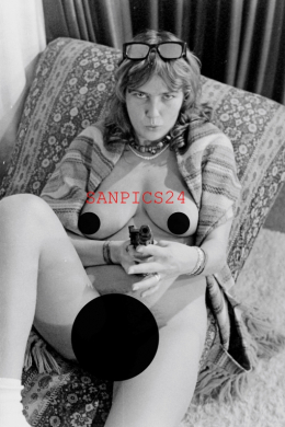 PHOTO - EROTIC - 7/7 - BEAUTIFUL NAKED PISTOL WOMAN HOUSEWIFE IN #104