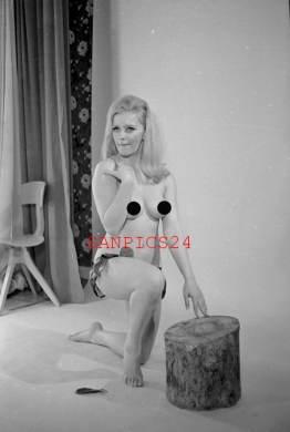 PHOTO - EROTIC - 3/5 - PRETTY NAKED WOMAN IN POSE #114