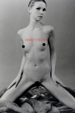 PHOTO - EROTIC - 2/2 - YOUNG NAKED PERFECT MODEL IN POSE #189