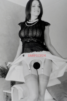 PHOTO - EROTIC - 2/4 - BEAUTIFUL NAKED HOUSEWIFE IN LINGERIE #215