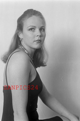 PHOTO - EROTIC - 2/2 - BEAUTIFUL YOUNG NAKED WOMAN IN POSE #005
