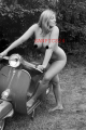 PHOTO - EROTIK - 4/6 NAKED BLONDE WOMAN ON VESPA V50 R SCOOTER; #29