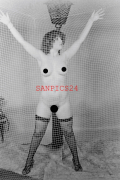 PHOTO - EROTIC - 2/6 - PORTRAIT OF BEAUTIFUL NAKED MODEL #33