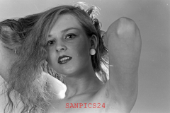 PHOTO - EROTIC - PORTRAIT OF BEAUTIFUL NAKED MODEL #46
