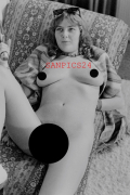 PHOTO - EROTIC - 3/7 - BEAUTIFUL NAKED PISTOL WOMAN HOUSEWIFE IN #104
