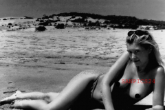 PHOTO - EROTIC - BEAUTIFUL NAKED WOMAN ON THE BEACH #311
