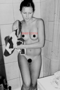 PHOTO - EROTIC - BEAUTIFUL NAKED HOUSEWIFE IN THE SHOWER #325