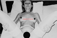 PHOTO - EROTIC - BEAUTIFUL OLDER NAKED HOUSEWIFE IN BED #354